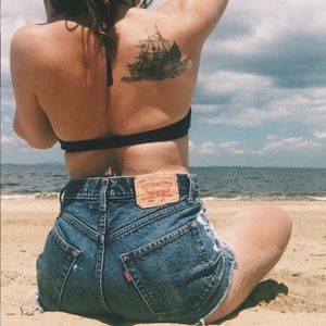 Levi’s high waiste ripped denim shorts - acid wash